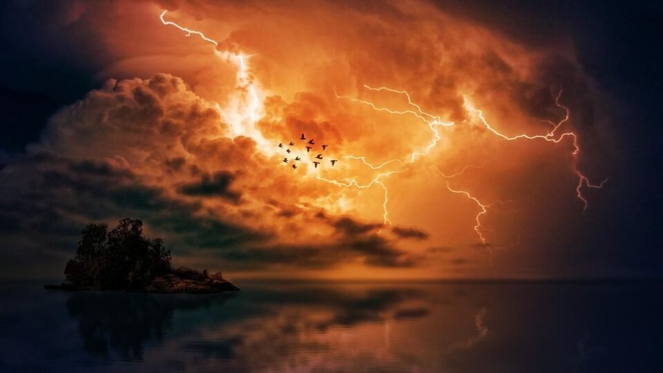 Cloudburst: डरा रहा पानी का विकराल रूप! जानिए क्यों फटता है बादल? 